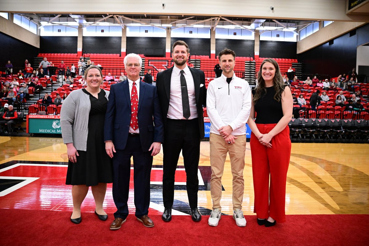 YSUsports's tweet photo. Congratulations to our incredible Hall of Fame Inductees👏

🔴 Danielle Curry
🔴 Dr. Raymond Duffett
🔴 Phil Klein
🔴 Eric Rupe
🔴 Heidi Schlegel
🔴 Marta Burak (not pictured)

#GoGuins https://t.co/NJGga5pYUo