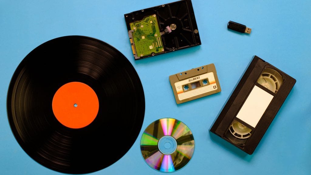 HedgieMarkets's tweet image. 🦔 Young people are quitting social media and going analog. A Deloitte survey found nearly a third of Gen Zers deleted a social media app in the past year. Global social media use has declined almost 10% since its 2022 peak, with the drop most pronounced among teens and…