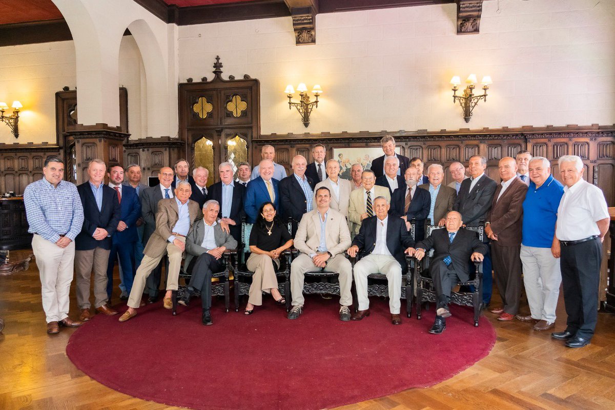 marapoquindo3's tweet image. EL TRIUNFO DE LA VERDAD SOBRE EL RELATO.
En los salones del emblemático Club de la Unión, se vivió una jornada que trasciende lo judicial para convertirse en un acto de justicia moral. El Teniente Coronel Claudio Crespo fue recibido por los altos mandos de Carabineros de Chile en…