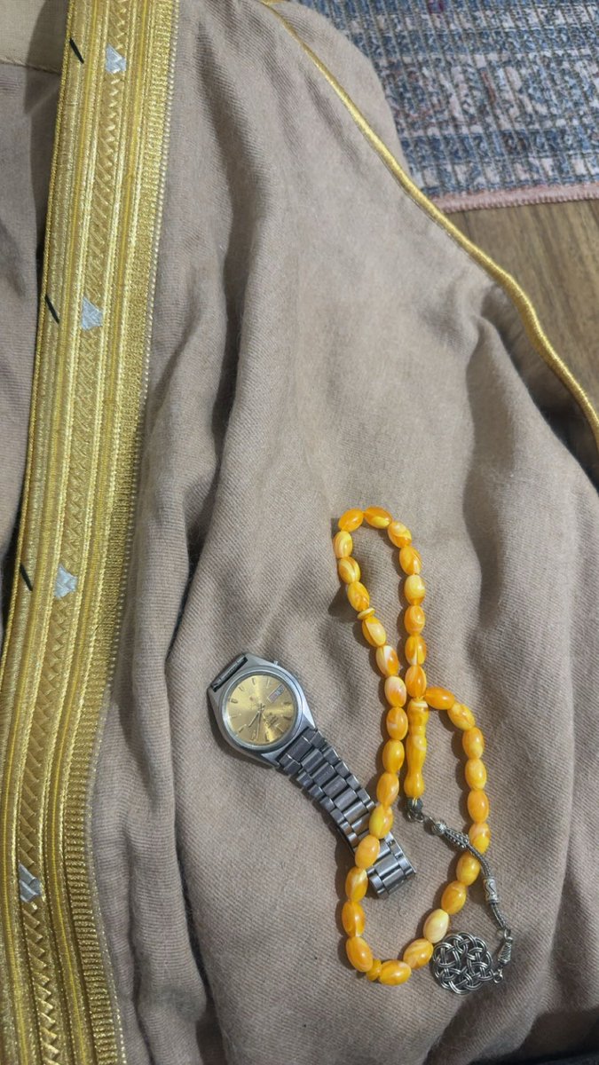 bntal3oud's tweet photo. يرثيك قلبٍ ماهتنى بعد موتـك..
وترثيك نفسٍ حالها بعدك بهِيت..
 يــابوي ليتك باقيٍ وسط بيتــك..
ليت المنيه ماخذت طيب الصيت..
ليتك تشوف اللي جرالي ياليتــك..
وتشوف دنياي اظلمت يوم قفيت..
ماعاد باقي الا ذكرياتـك و بيتـك..
وبشتٍ اشمه كل ماصبحت وامسيت.. https://t.co/ly3MfZURzC
