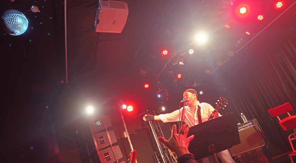 ishijiro28's tweet photo. 遠征2日目　泉谷さんのギター良かった。かっこいい。指使いが見られない席で残念(T_T)  近くで顔が見られて写真が撮れる、さらにトイレにも行けて帰ってくるまで待っててくれる贅沢なライブ 国旗の時のミラーボールは定番 #泉谷しげる #板谷達也 #全力ライブ #松山サロンキティ https://t.co/3D0F1PqMEG