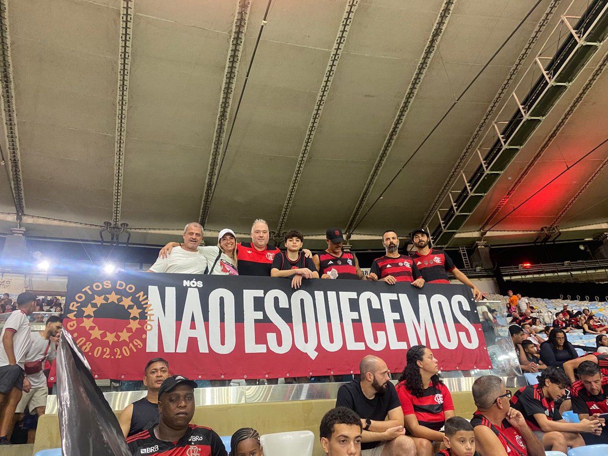 O Grupo <a href="/FlamengodaGente/">Flamengo da Gente</a> trouxe para o Maracanã a faixa “Não Esqueceremos” em homenagem aos 10 Garotos do Ninho que faleceram há sete anos no Ninho do Urubu.

A mãe de Christian Esmério, dona Andréia, e o pai de Bernardo Pisetta, senhor Darlei, estão no Maracanã Mais após convite