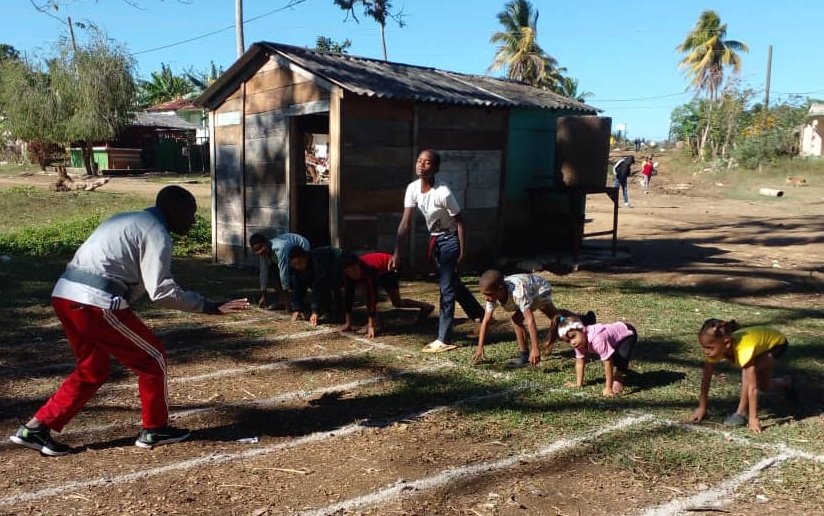 InderCuba's tweet photo. Toma Deportiva #EnMarchaConFidel, dedicada este fin de semana al #Atletismo.
Respuesta al llamado a multiplicarmos desde la base.
#DeporteCubano #UnidosXPorCuba https://t.co/5TD6Ml6zhP
