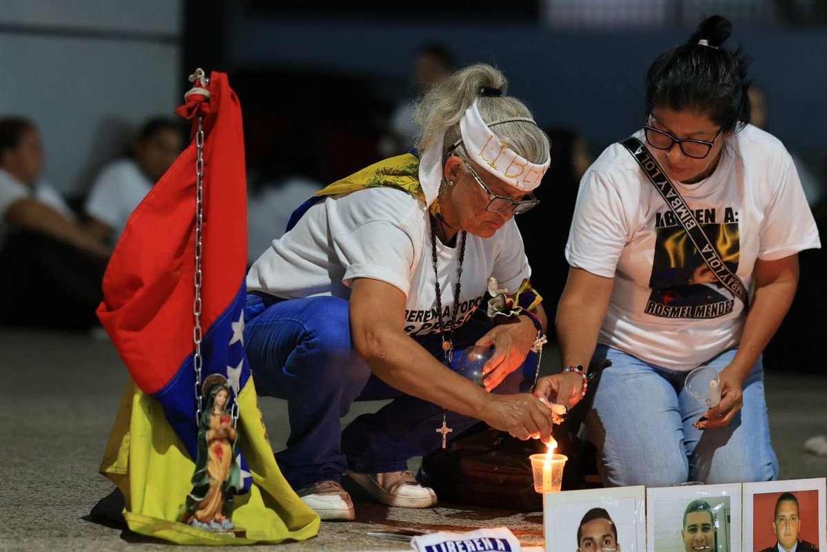RHelicoide's tweet image. #AHORA | EL HELICOIDE.📍

¡QUÉ SEAN TODOS!

¡Tienen que ser todos! Aún quedan cientos de inocentes encerrados en los Centros de Tortura.

Desde El Helicoide familiares de presos políticos exigen:
¡Libertad para todos los presos políticos!
#QueSeanTodos #LibertadParaTodos