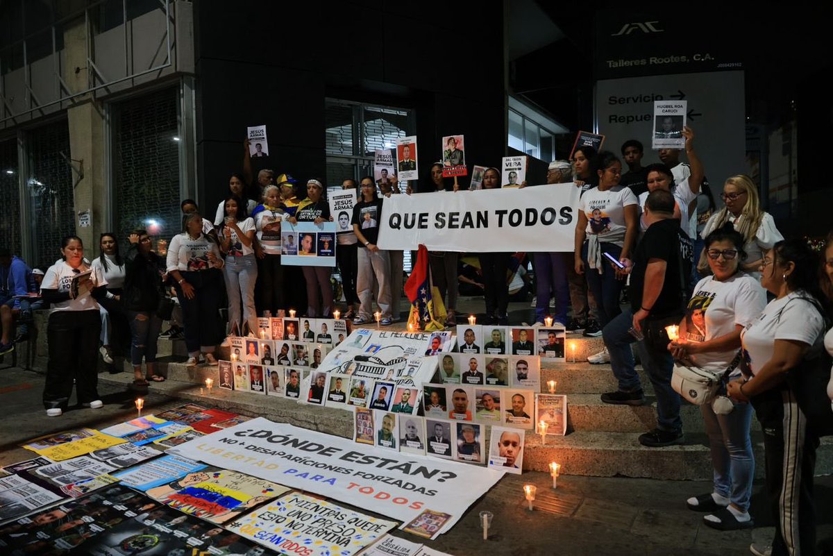 RHelicoide's tweet image. #AHORA | EL HELICOIDE.📍

¡QUÉ SEAN TODOS!

¡Tienen que ser todos! Aún quedan cientos de inocentes encerrados en los Centros de Tortura.

Desde El Helicoide familiares de presos políticos exigen:
¡Libertad para todos los presos políticos!
#QueSeanTodos #LibertadParaTodos