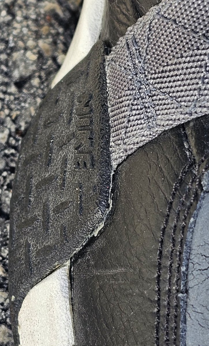 MrTheodore's tweet photo. • People: "Wear your sneakers to make them last."
• Also people: "If you don't wear them, they crumble."

​Absolute BS. Step up the quality control @Nike. https://t.co/5x5kXTvJUU