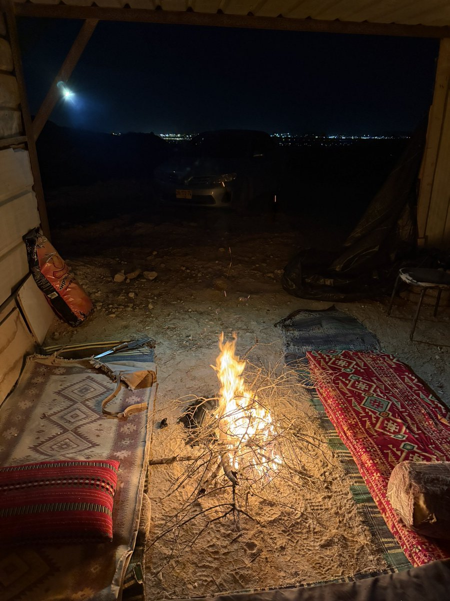 تسوقنا الاقدار ونسوق الاقدام
يومٍ لنا يحسب ويومٍ علينا

للخلف ماننظر والارزاق قدام
ومقسومنا الطيّب تحوشه يدينا .

#الغراء