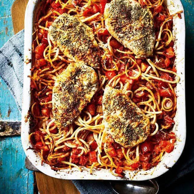 Chicken Parmigiana and spaghetti bake from our member website

Gather the family together for our all-in-one reboot of an Italian-American Classic 😋