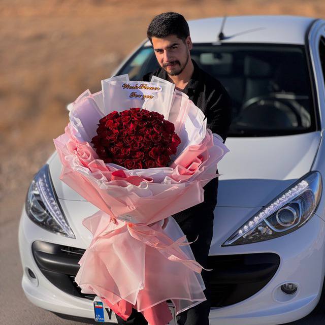 #امیرحسین_شعبان‌زاده اهل قوچان ۲۷ ساله مغازه گل‌فروشی داره؛
 در شب ۱۸ دی ماه توسط نیروهای سرکوبگر دستگیر شد و حکم اعدام او صادر شده لطفا صدای او باشید.
#بازداشت_غیرقانونی