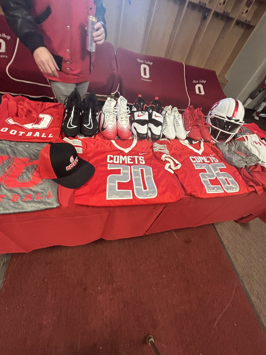 Brandon_Thrash4's tweet photo. After a great talk and visit with @CoachCrawford12 and @CoachIeuter and the rest of the amazing staff I am blessed to receive my first offer from The University Of Olivet https://t.co/C8AMPG9mKi