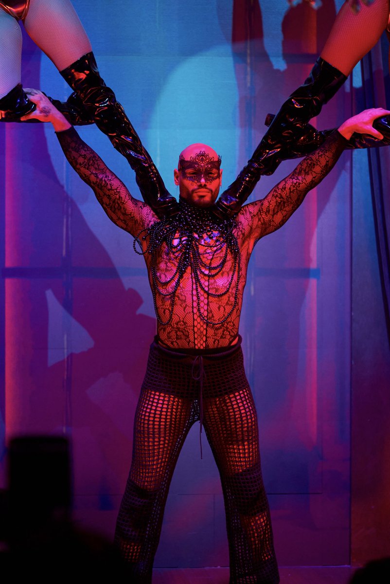 hendancer's tweet photo. #onstage 🖤 https://t.co/xff290bpzt
