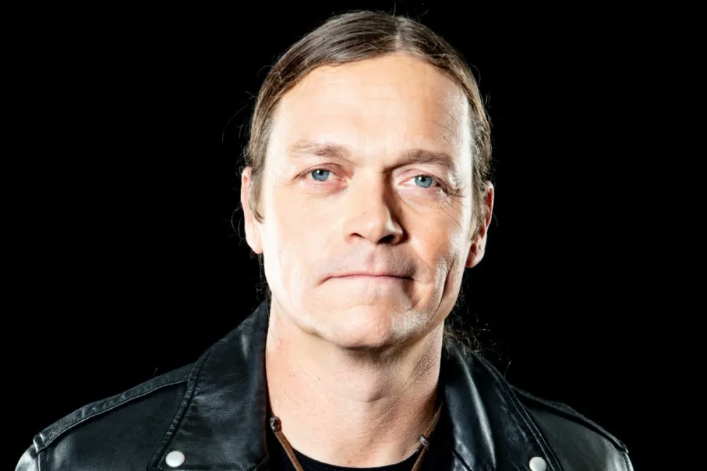 Variety's tweet photo. Brad Arnold, the lead singer and founding member of the American rock band 3 Doors Down, died on Saturday after a battle with cancer. He was 47. https://t.co/rpF5jdLd5K https://t.co/NI0VF0pJNV