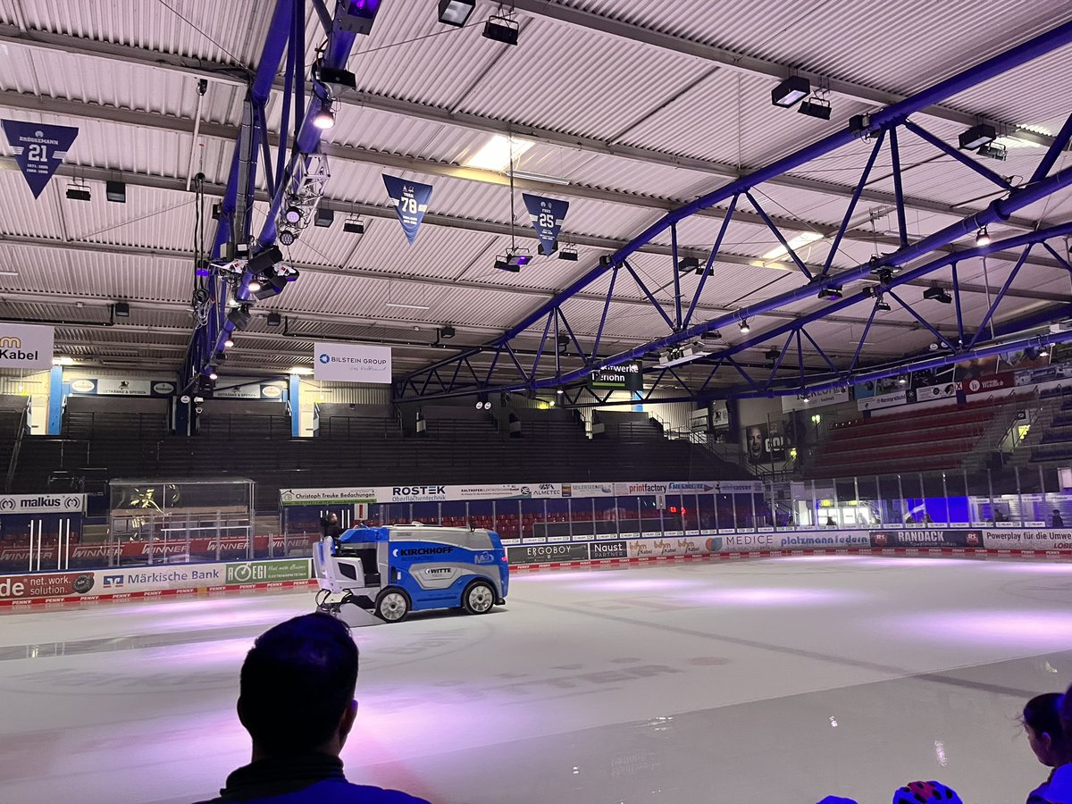 Wir waren heute auf der Eisbahn und wie toll war das bitte??? 
Einmal back to the 90s bitte 🤩🤩🤩