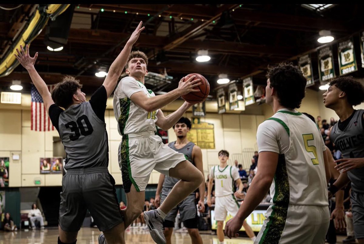 Q_ATHLETES's tweet photo. @carsonsmiley2  Proving to be one heck of a Hooper this Junior Season! Lions top Defender  shutting down Oregons top shooters … and taking it to the rim! 💪 @PrepHoopsOR https://t.co/jbcNu5yfJ2
