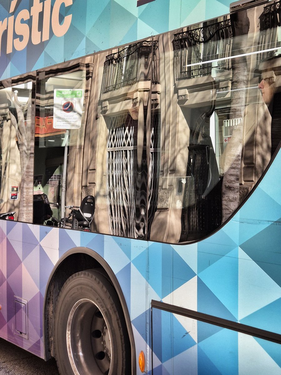 PHOTOGRAPHY:
The visitors.

Barcelona.

📷 Photo by JazzC.

#fotosconmovilajazzc #mobilephotography #photography #streetphotography #Barcelona