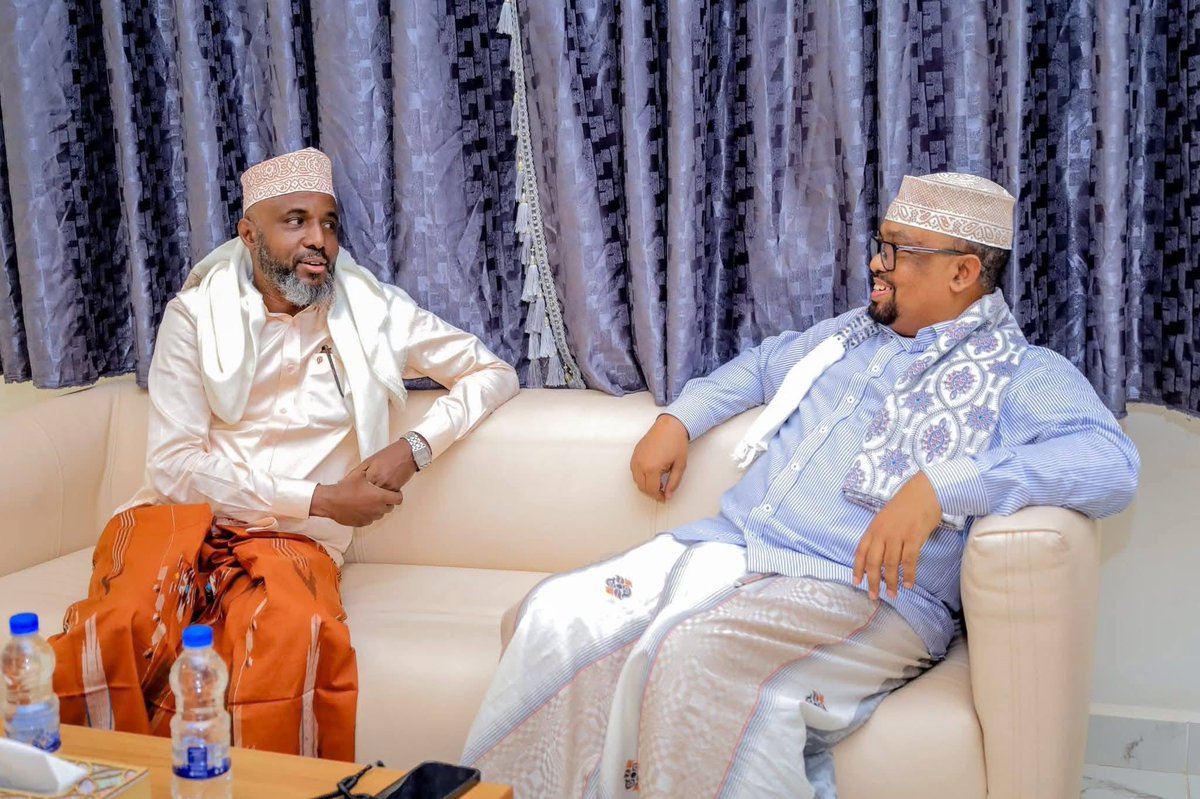 GalkacyoPost's tweet photo. #Galkacyo

 Islaan Bashiir Islaan Cabdulle ayaa Magaalada Gaalkacyo kusoo dhaweeyay Garaad Jaamac Garaad Cali iyo wafdigii uu hoggaaminayay.

Kulankii labada Isin ayaa diiradda lagu saaray, lagana wada hadlay xaaladda guud ee dalka. https://t.co/6S6fPCtoNl