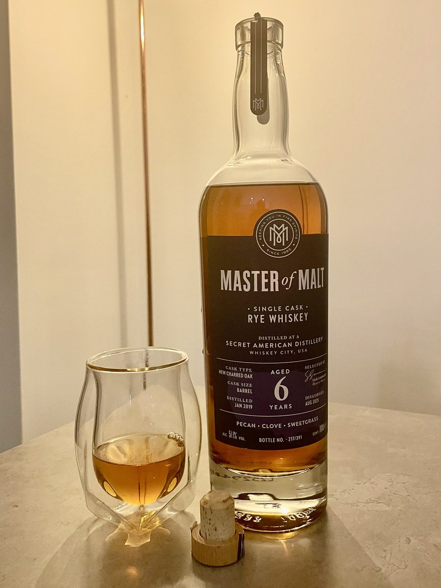 BourbonGents's tweet photo. Finally cracked this (it's only been about a week😂). From a not so secret distillery. Neck pour is pretty impressive. Nose is exceptional #nab #rye #whiskey #mastersofmalt #bourbongents https://t.co/OnWhEZrTHM
