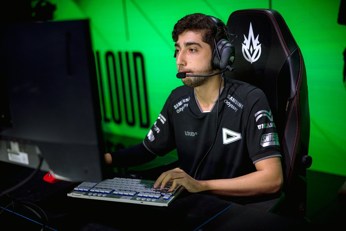 LOUDggPE's tweet photo. Tem que ser ressaltado o quanto esse aqui jogou hoje.
HOJE FOI #MAGODAY
Sólido na side, uma grande aula de macro do midlaner da loud no dia de hoje.
NÃO DESACREDITA DELE NÃO!
JOGO 1 - TALIYAH 5/2/6
JOGO 2 - YONE 2/0/6
ISSO É LLL JEAN MAGO https://t.co/13UiJEJnQf