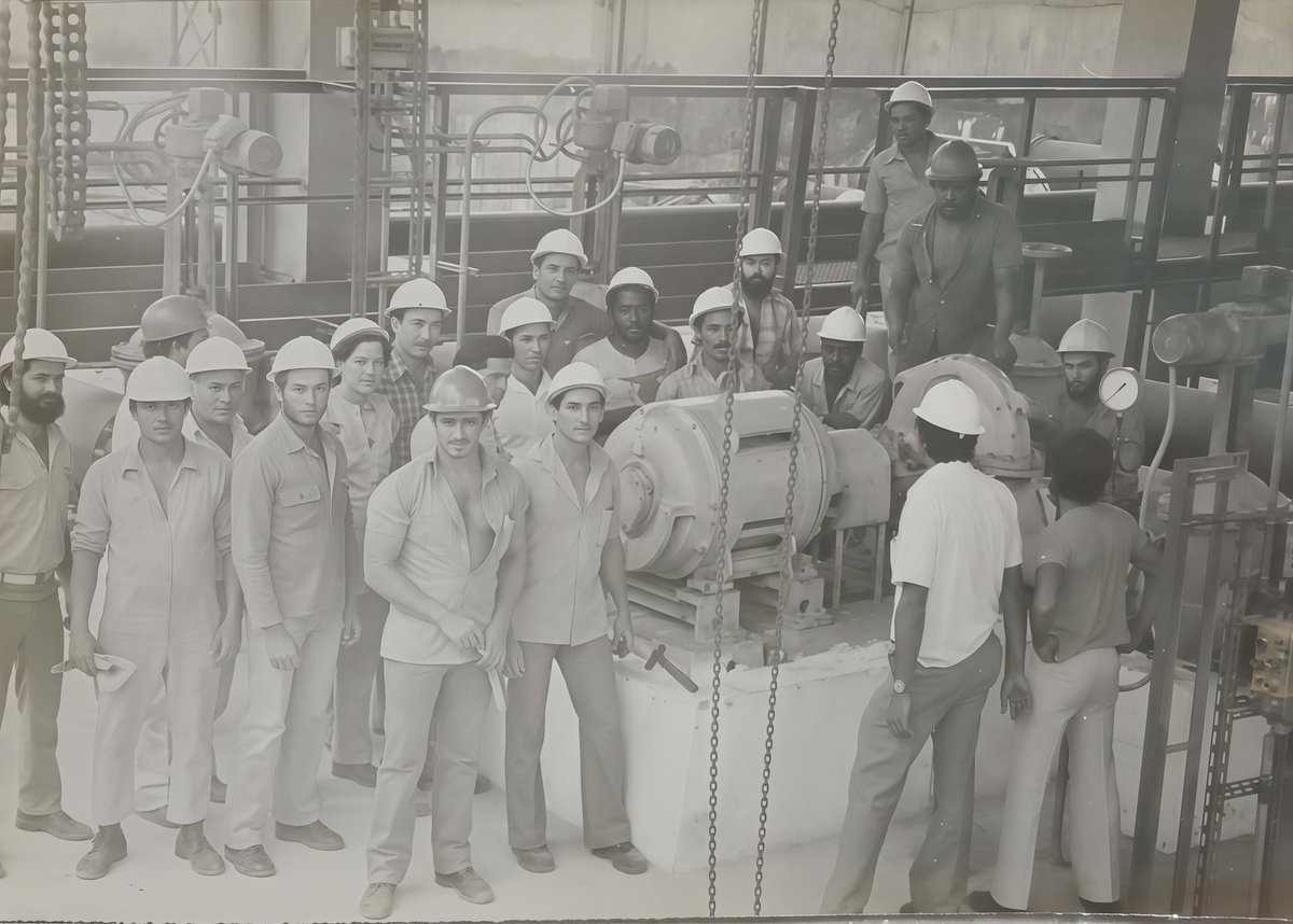 Le invitamos a un recorrido por la historia de nuestra Refinería Cienfuegos. Esta imagen captura un hito fundamental: la puesta en marcha de la Bomba T 121-1203 en la Planta de Tratamiento de Residuales de nuestra empresa en el año 1988.
Foto: Cortesía de Miguel Lopez