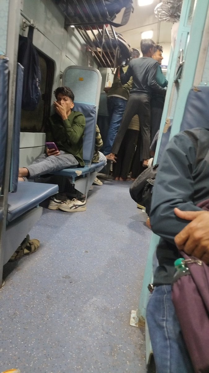 LikithChawan's tweet photo. @indianrailway__ @RPF_INDIA @RPFCR send staff to this train thief caught by public... https://t.co/78GDYEsrYy