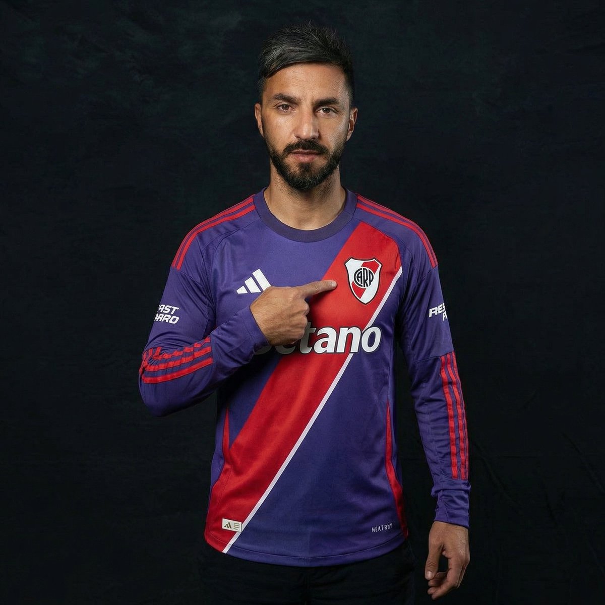 Che...

Van a tener que llamar a Nacho "Sex Symbol" Scocco para presentar la nueva camiseta alternativa.