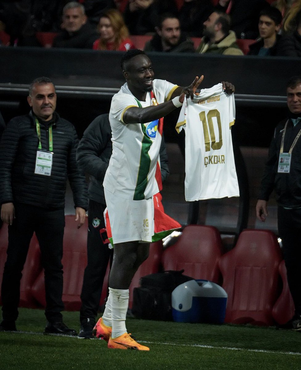 arzenamed's tweet photo. Çekdara ceza verirseniz, Çekdarin ruhu sahadaydi bugün. Her biji #Amedspor  her biji #MbayeDiagne ✌️💚❤️✌️ https://t.co/6rQn0XOAtY