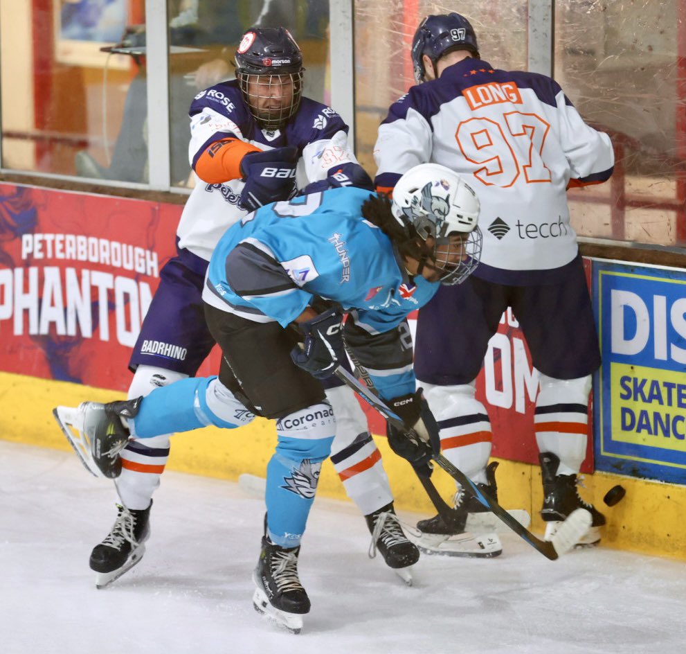 hockeyshooter's tweet photo. After 20 and with Thunder having scored 2 on the trot, it’s now Peterborough 2 - @WeAreMKThunder 2 https://t.co/6Z3oqno3Tj