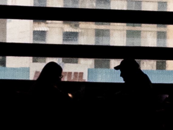 Sombras urbanas tejen secretos en el cristal empañado.

#streetphotography