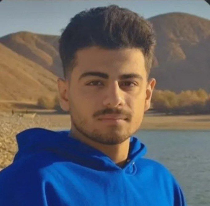 براش محارب زدن و میخوان اعدامش کنند، ۲۰ دی در شهر بجنورد دستگیر شده. مانی وفادار، صداش باشید.

#جاویدشاه