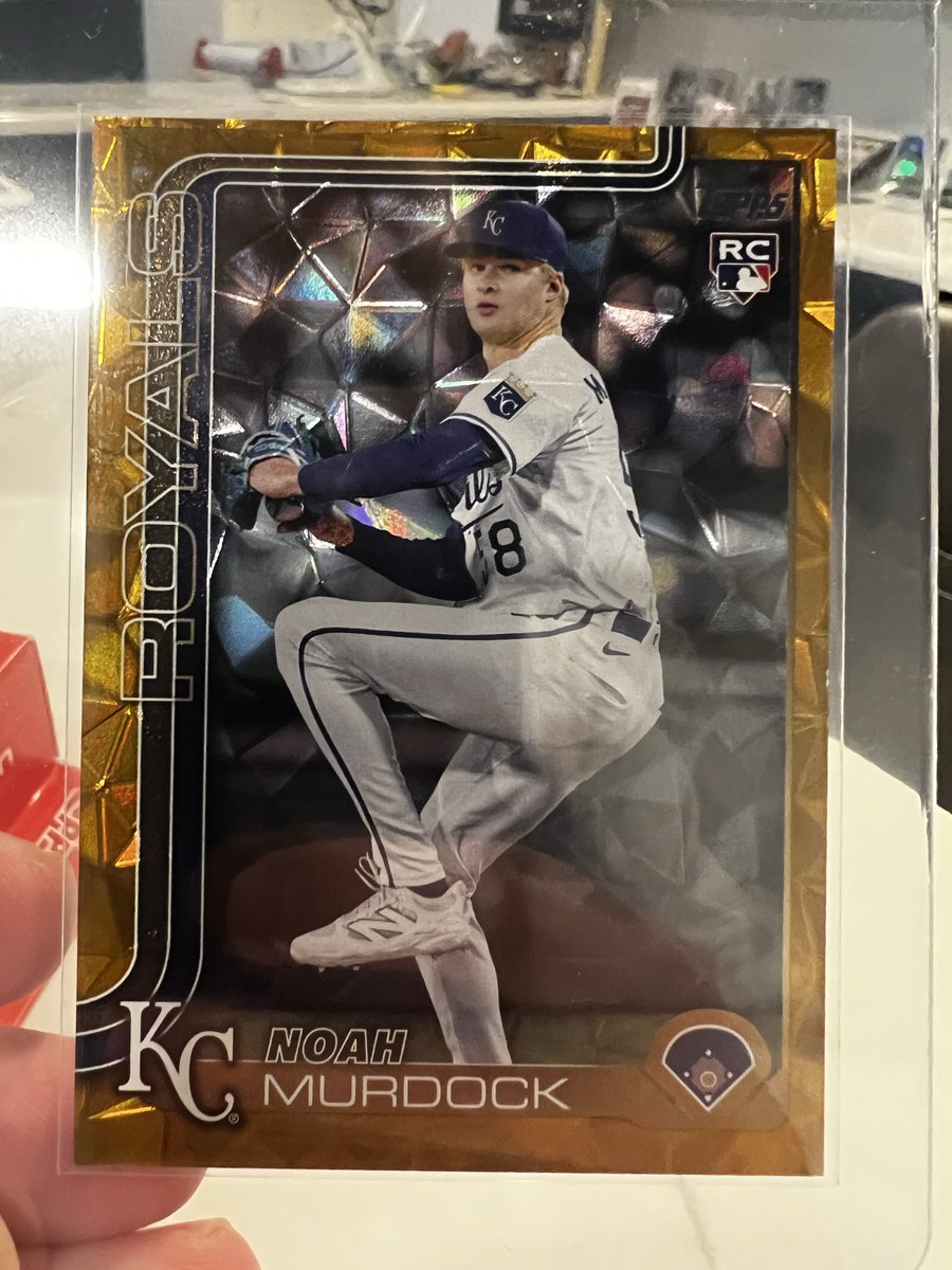 ___Gator's tweet photo. @NoahMurdock28 /50 gold diamanté if you’re interested! https://t.co/JAfrhsTj01