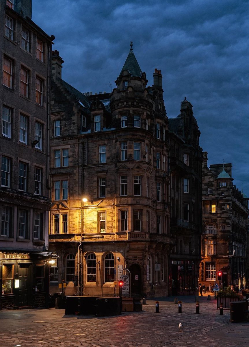 echoesofworld's tweet image. night in edinburgh