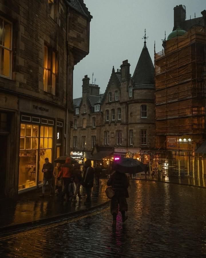 echoesofworld's tweet image. night in edinburgh
