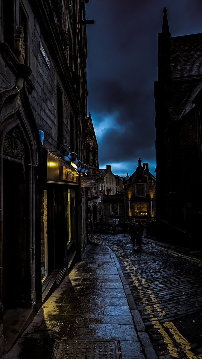 echoesofworld's tweet image. night in edinburgh