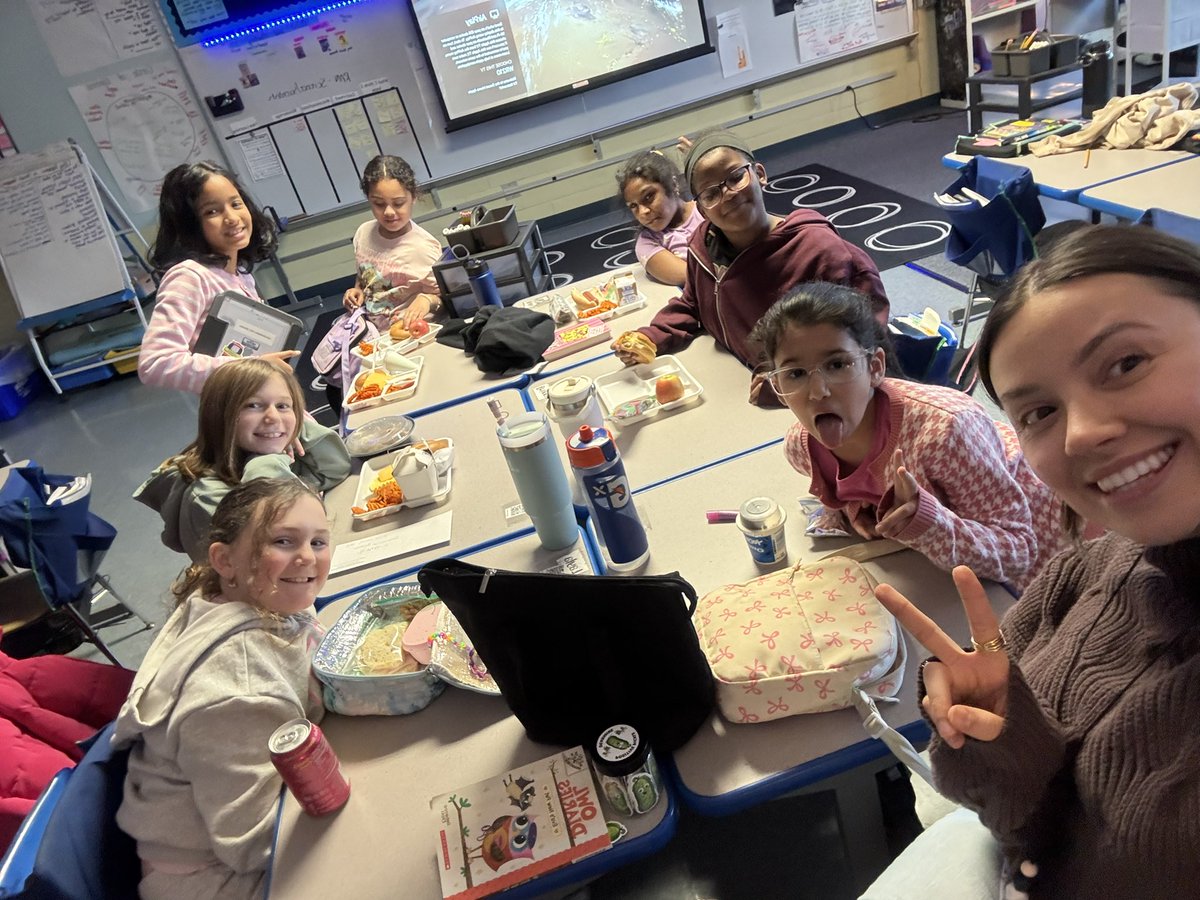 MrsWeiserWR's tweet photo. Lunch bunch with the ladies of 210 ✨💕 https://t.co/hRVuNROsSW