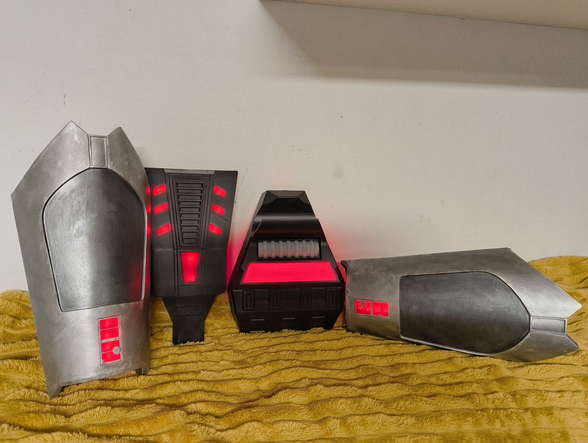 Ya está terminada la electrónica con baterías recargables de la armadura de #starkiller. Ya queda poquito para acabarla. #StarWarscosplay #StarWars #PROPS