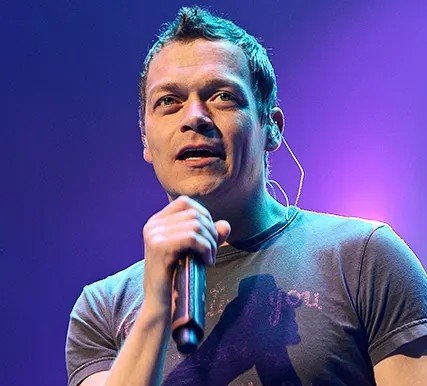 reportersalles's tweet image. Morre Brad Arnold, vocalista do 3 Doors Down, aos 47 anos

A banda fez o anúncio pelas redes sociais no sábado, mesmo dia de seu falecimento.

O cantor anunciou em maio do ano passado que estava lutando contra um câncer renal em estágio 4.

"Com sua amada esposa Jennifer e sua…