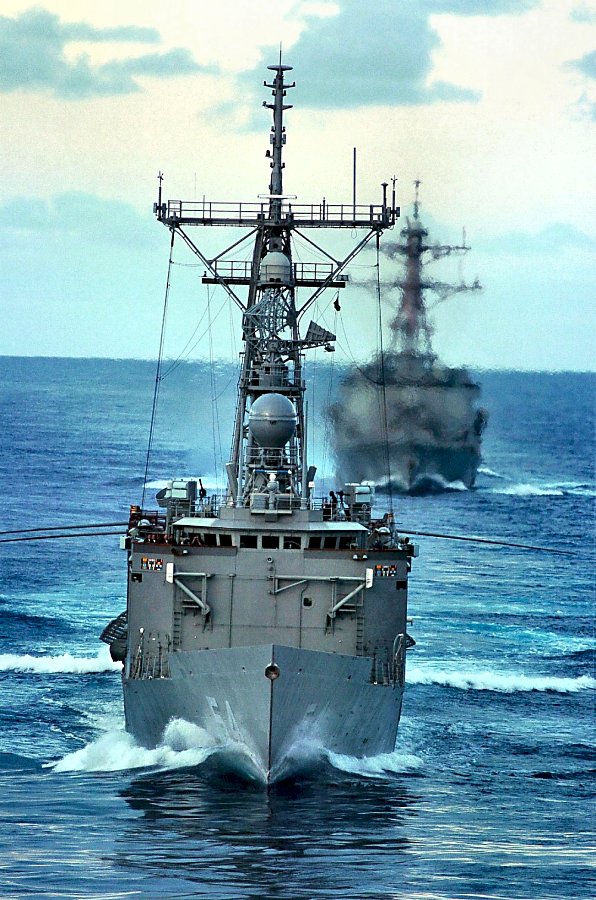 FlMichele69's tweet photo. Frigates
#USSFord FFH54 (1985-2013)
O. H. Perry
๐ท 18 October 2004 #PacificOcean In background #USSHoward DDG83
@USNavy ๐บ๐ธ https://t.co/vkfJu5uJBW