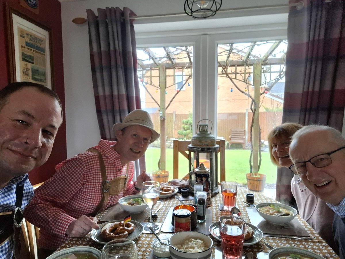 Wonderful day... Cooking and theming (German) for our very good friends Chris and Avril 🇩🇪🇩🇪🇩🇪🇩🇪🍲🍲
#friendsforever