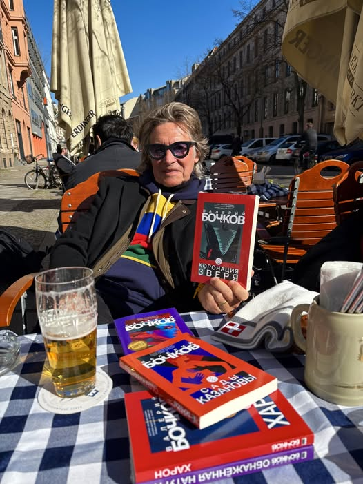 gozefinagold's tweet photo. РОССИЯ?  ТАКОЙ СТРАНЫ НЕТ. ЭТО ФЕЙК. ИЛЛЮЗИЯ. 
СТАРЫЙ ИМПОТЕНТ ПУТИН, как скверный шулер, продолжает вытягивать из рукава фальшивые тузы, но даже ПУТИН чует - СЕЙЧАС ЕГО НАЧНУТ ПИЗДИТЬ ПОДСВЕЧНИКАМИ, А, МОЖЕТ, ДАЖЕ НОГАМИ.
Россия — это не страна. Это вывеска. Потёртая, облезлая, прибитая ржавыми гвоздями к бетонной стене, за которой давно уже пустота. 
После распада СССР не возникло никакого «государства», не родилась никакая новая идентичность, не появилось будущее. 
Осталась Москва — город-симулякр, столица без страны, трон без королевства, центр тяжести без тела.
СССР умер — и это была историческая смерть, а не косметический ремонт. 
Но вместо траура и честного разбора наследства Москва решила заняться некромантией. Она начала таскать по площадям труп, подкрашивать ему губы, переименовывать улицы и уверять мир: «Смотрите, он жив». Мир сначала вежливо кивал, потом устал, а теперь просто морщится от запаха.
Россия после 1991 года — это коррупция, возведённая в космологию. Воровство — не порок, а метод управления. Враньё — не грех, а государственный язык. 
Зависть ко всему живому, успешному и свободному — не эмоция, а идеология. Москва не умеет создавать — она умеет только отнимать, и то неумело. Она не строит — она осваивает. Не управляет — пилит. 
Не живёт — выживает за счёт других.
Путин — не «сильный лидер», как его долго продавали на экспорт. 
Он — пустота, надевшая погоны. 
Человек без идеи, без воображения, без будущего. Его единственный ресурс — прошлое, и то чужое. 
Он не придумал Россию, он не понял её, он просто решил, что если захватить Украину, то история сама вернётся назад, как плохо смонтированная плёнка.
Это была ставка отчаяния. Последний бросок фальшивого игрока. 
Путин поверил, что, проглотив Украину, Москва снова станет империей, а он — императором. 
Но вышло иначе: империя не возвращается по щелчку пальцев, особенно если ты не император, а бухгалтер при криминальном кооперативе.
Украина оказалась не «окраиной», а зеркалом. И в этом зеркале Москва увидела себя — дряхлую, лживую, жестокую и бессильную. Война должна была стать триумфом, а стала публичной импотенцией. Танки — есть, смысла — нет. Ракеты — есть, будущего — нет. Смерти — есть, победы — нет. Даже страх больше не работает как раньше.
Москва проиграла не потому, что «НАТО помогло» или «Запад вмешался». Это любимая отговорка неудачников. 
Москва проиграла потому, что фикции не побеждают реальность. 
Потому что в XXI веке нельзя воевать мифами XIX-го. Потому что нельзя построить империю из вранья, даже если врать очень громко.
И вот мы имеем странный феномен: государство, которое формально существует, но онтологически отсутствует. Флаг есть — смысла нет. Гимн есть — содержания нет. Армия есть — цели нет. Народ есть — голоса нет. 
Это не страна, это декорация для телевизионного кошмара, который крутят круглосуточно для самих же зрителей.
Европа долго делала вид, что не замечает. 
Европа торговала, улыбалась, подписывала контракты, убеждала себя, что «экономика всё исправит». Не исправила. 
Европа снова решила, что с фейком можно договориться. Нельзя. 
С фикцией нельзя вести переговоры, потому что у неё нет ответственности, памяти и стыда.
И вот теперь хочется крикнуть — не в Москву, там давно глухо, — а в Европу:
Европа, ау!
Ты опять проспала момент.
Опять поверила, что варвар остановится сам.
Опять решила, что цена лжи ниже цены правды.
Россия — не «большая страна с сложной историей». Это провалившийся проект, который держится только на инерции и страхе. 
Москва — не центр мира и не Третий Рим. Это склад украденного, где сторож изображает царя. 
Путин — не судьба России, он её симптом. Болезнь, запущенная до терминальной стадии.
Их место — не в будущем и даже не в споре о прошлом.
Их место — на свалке истории, где уже лежат все, кто путал силу с жестокостью, империю с грабежом, а величие — с размером территории.
Бочков В.