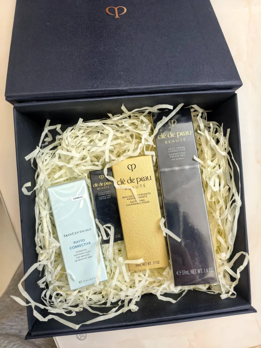 maggiebuck1234's tweet photo. Holding a bag full of cosmetics  keeping myself happy 😍🛍️ https://t.co/ulY6wUnhew