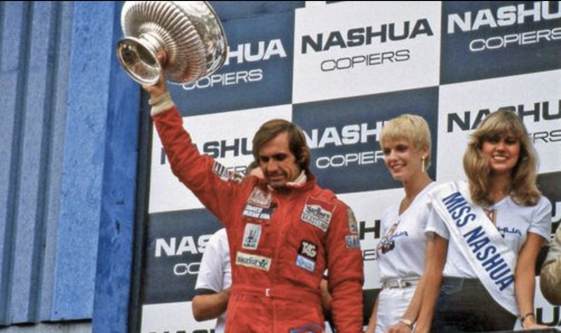 45 años de este fenomenal triunfo de papá en Sudáfrica bajo la lluvia con gomas slicks.
9 puntos que no le contabilizaron y con los cuales ya hubiera sido campeón sin necesidad de los 9 puntos del GP de Argentina que también le robaron el equipo Brabham ósea otra vez Ecclestone