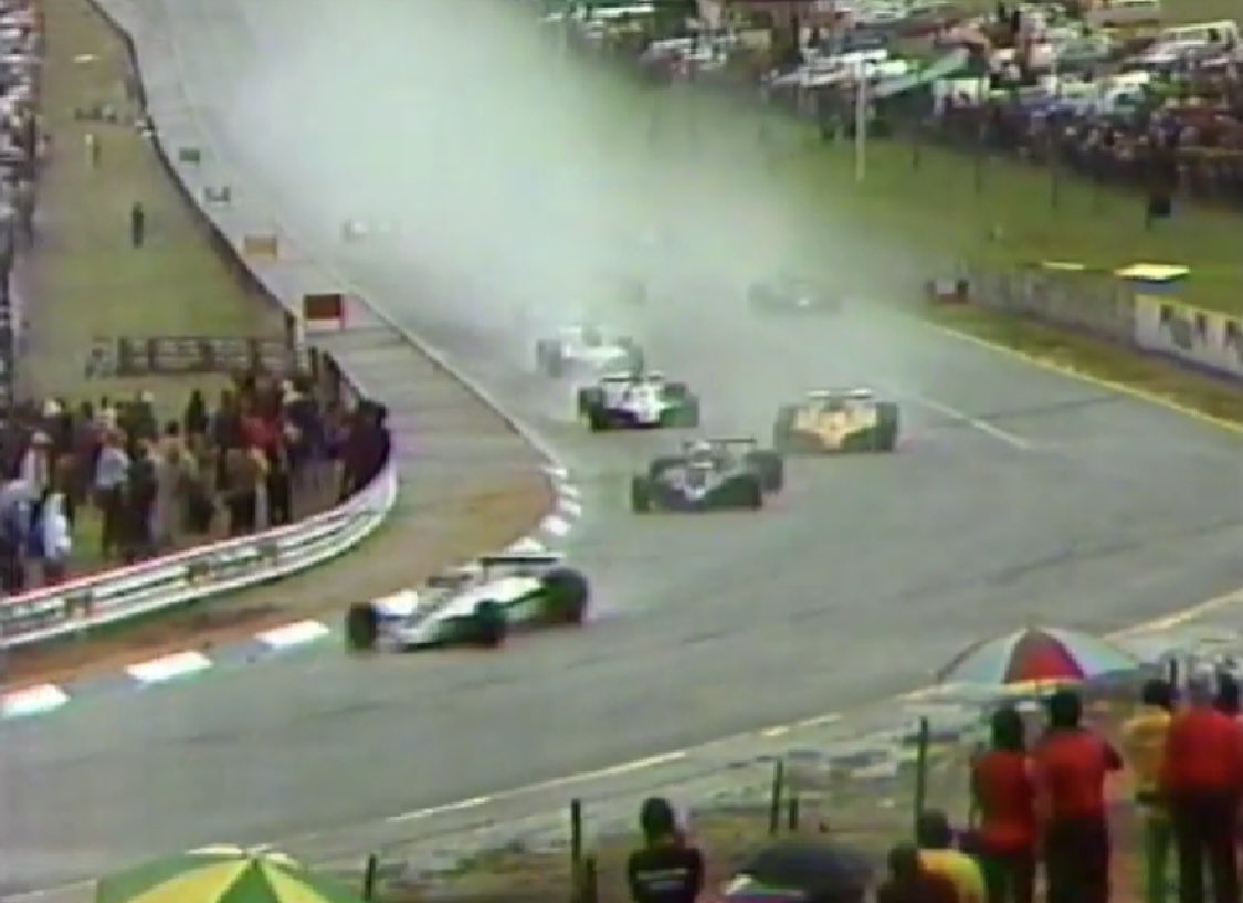 reutemann_cora's tweet photo. 45 años de este fenomenal triunfo de papá en Sudáfrica bajo la lluvia con gomas slicks.
9 puntos que no le contabilizaron y con los cuales ya hubiera sido campeón sin necesidad de los 9 puntos del GP de Argentina que también le robaron el equipo Brabham ósea otra vez Ecclestone por hacer trampa.
Al equipo Williams ni me gasto en nombrarlo.
Papá había dicho: “Arriesgué mi vida y no sirvió para nada” Le había preguntado a Ecclestone que le jure que esos puntos iban a contar sino no corría.Y este le había jurado de que sí iban a ser válidos.
Shame on you #BernieEcclestone #JeanMarieBalestre @F1 @fia #LosBuenosPilotosSeVenBajoLaLluvia ☔️🏎️🇦🇷🏁🏆🍾#CarlosReutemannF1Worldachampion1981 🏎️🇦🇷🏁🏆🍾 #Argentina