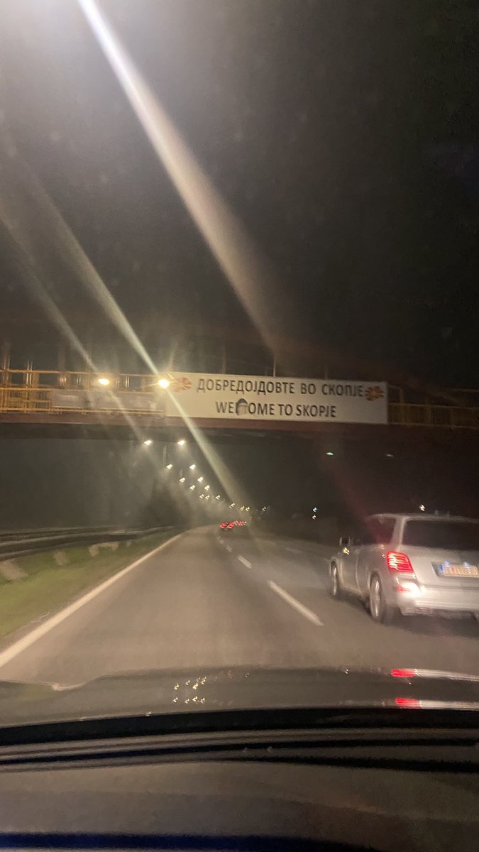 Срамота е главен град да има welcome board искршен и без светло