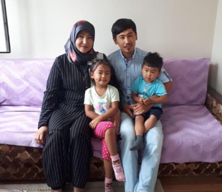 Uyghur_Report's tweet photo. #ACİL  

Çin’in toplama kamplarında 15 ay boyunca ağır işkence gören ve bu zulmü dünyaya duyuran en önemli tanıklardan biri olan Gulbahar Celilova’nın oğlu Ahmetcan Sadrov şuan Türkiye’den, can güvenliğinin bulunmadığı Kazakistan’a sınır dışı edilmek özel olduğu öğrenildi! https://t.co/7VhkdkO4Hr