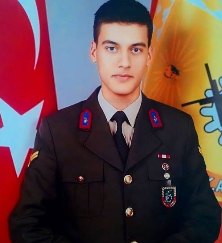 gelinciklerimiz's tweet photo. Şehit Astsubay Semih Özbey bu vatanın evladı değil miydi! https://t.co/WnjrbaiiQU
