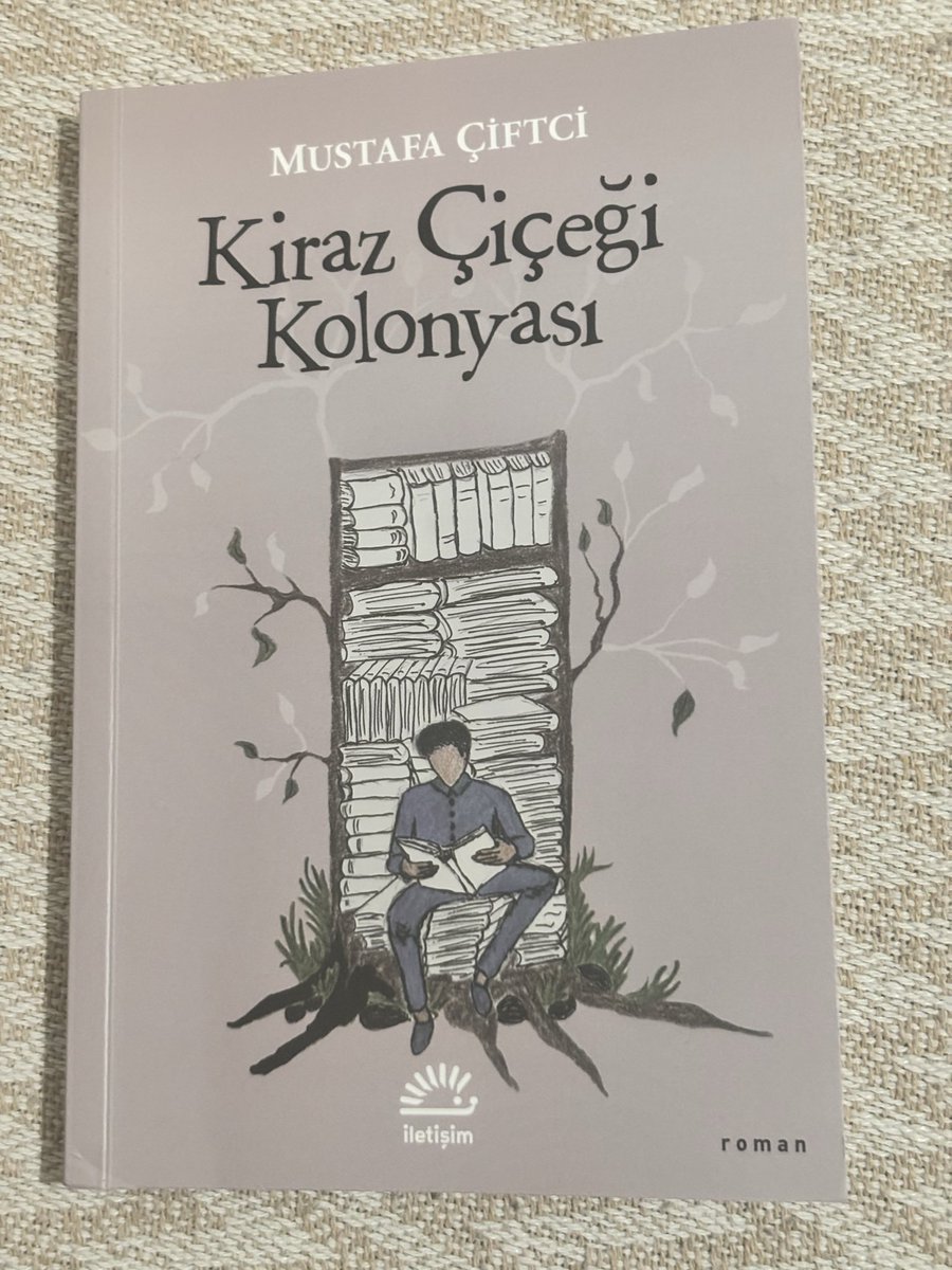 Abbas Sayar’dan sonra Yozgat’ın edebiyattaki en önemli temsilcisi yazarın bu romanı otobiyografik izler taşıyor gibi. Taşra gerçekliğini ustalıkla işleyen yazar ister hikaye ister roman yazsın sizi samimi üslubuyla sarıp sarmalıyor.Bu arada kiraz çiçeği kolonyası güzel kokar 😊