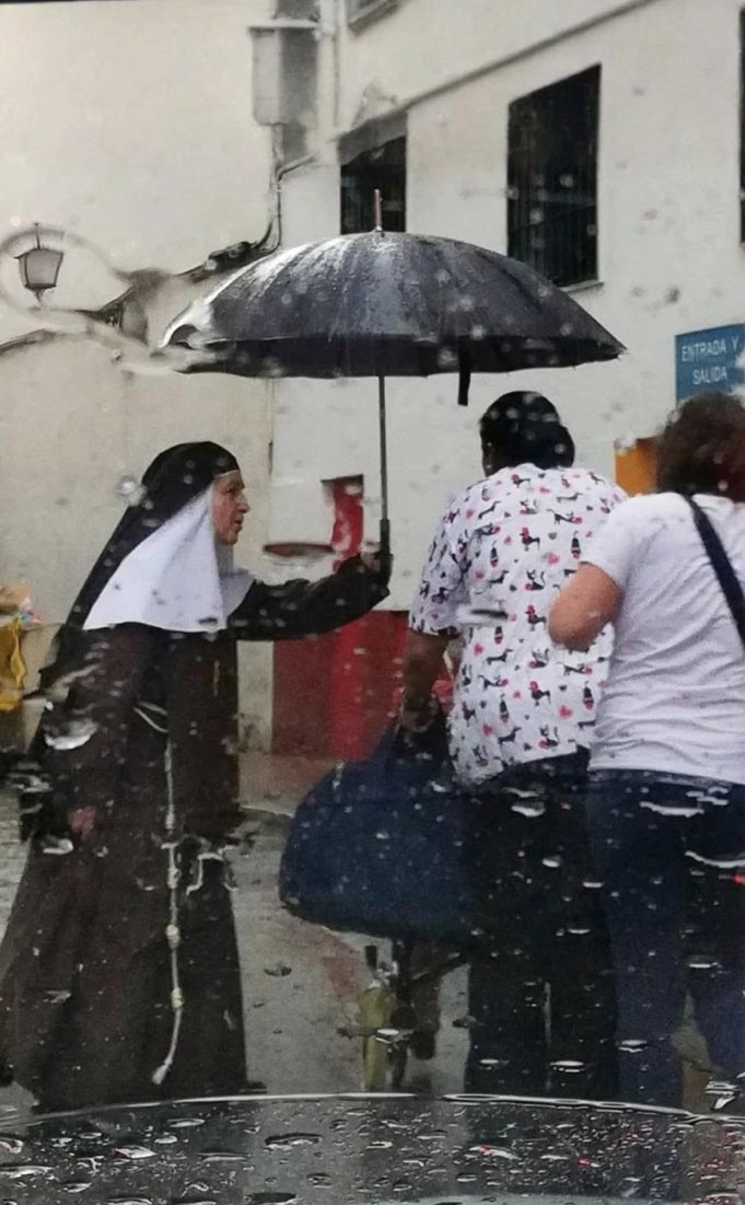 bertieespinosa's tweet photo. No sé quién es el autor: que se manifieste.  Pero refleja el carácter y carisma de las Hermanas de la Compañía de la Cruz. HONOR https://t.co/qZGx31XH3P