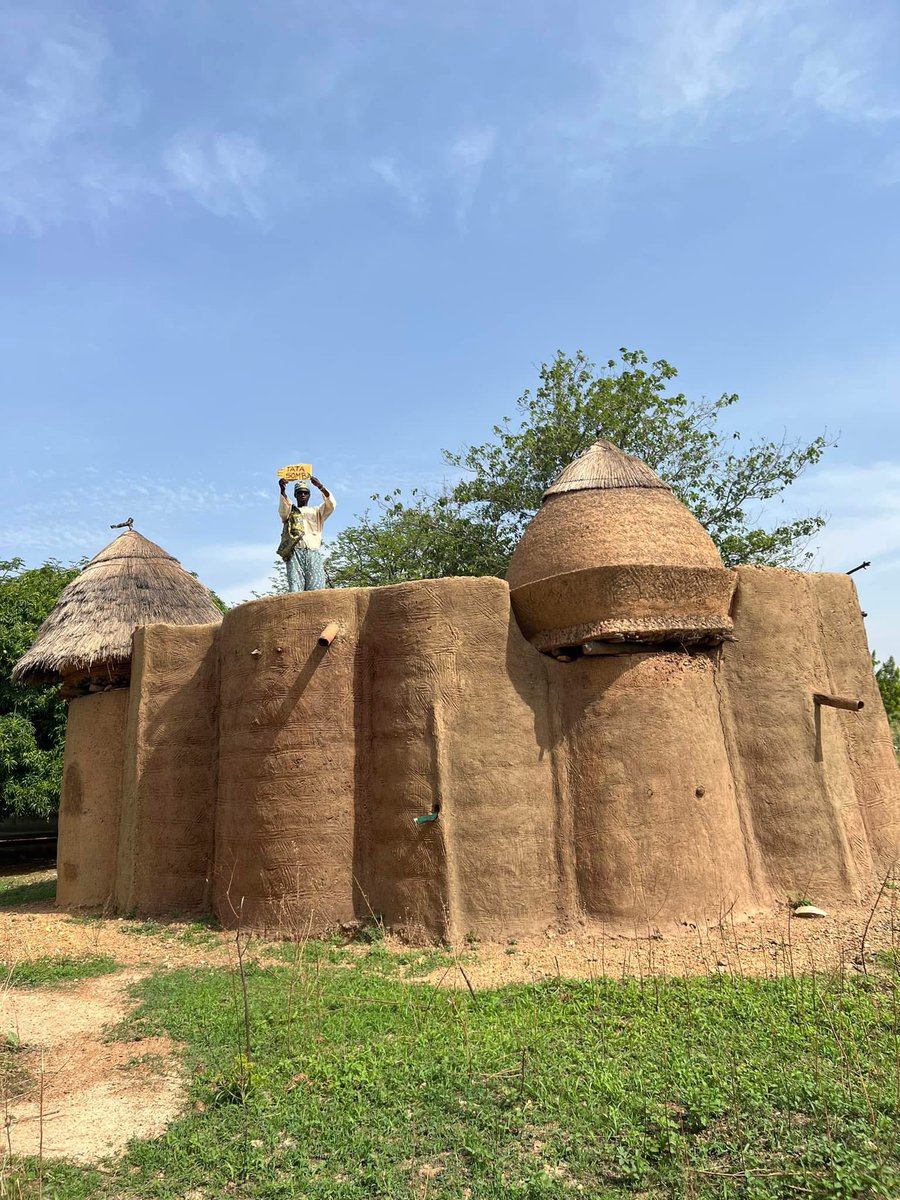 The Tata Somba are strong, fortified homes with two levels, built by the Batammariba people in northern Benin 🇧🇯. These earth-built "fortresses" started in the 18th century to protect families from attacks and invaders. They are a very popular tourist attraction today.