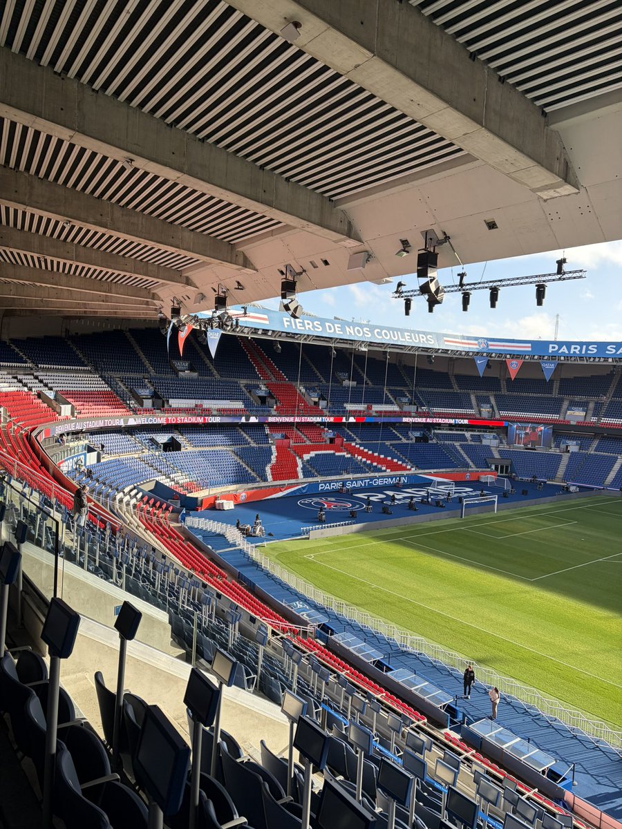 fumicanto's tweet photo. Parc des Princes
いいな⚽️サガン鳥栖もいつかトロフィーや🏆が沢山飾られてスタジアムツアー30€でも人が沢山訪れるチームになるといいな https://t.co/YMo9b5ccVK