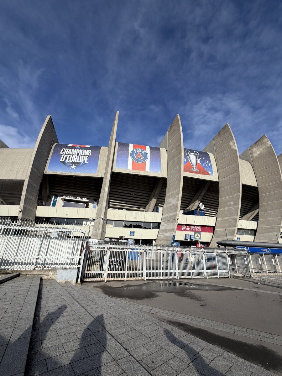 fumicanto's tweet photo. Parc des Princes
いいな⚽️サガン鳥栖もいつかトロフィーや🏆が沢山飾られてスタジアムツアー30€でも人が沢山訪れるチームになるといいな https://t.co/YMo9b5ccVK